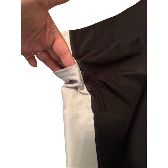 ASICS women’s capri pants w/pockets size medium black/white - Picture 3 of 7